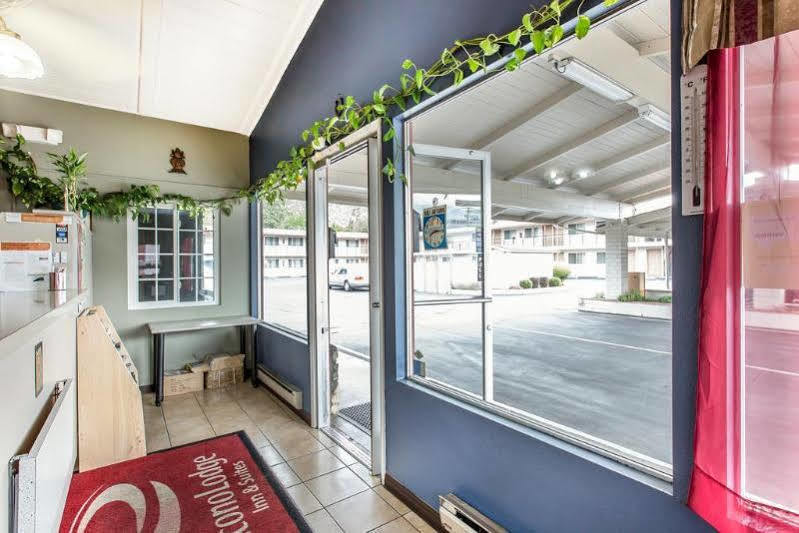 Econo Lodge Inn & Suites Ирека Екстериор снимка